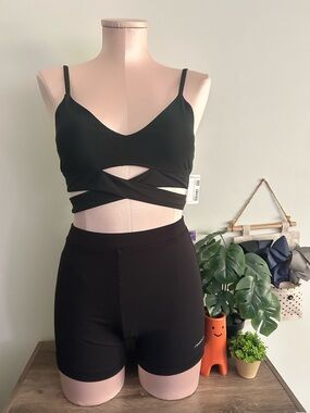 NWT Lululemon V-Neck Crossover Underband Bra - Size: 6